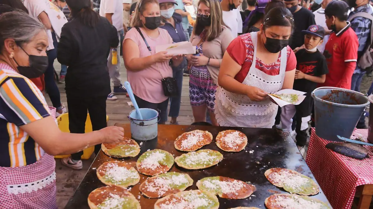 Las cocineras de La Resurrección celebraron su 16ª Feria de la Gordita, junto a autoridades locales como Pepe Chedraui. FOTO: El Sol de Puebla.
