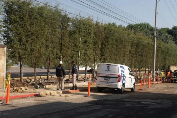 Las intensas lluvias y ráfagas de viento registradas la noche del jueves provocaron el colapso de una barda perimetral de la Universidad Anáhuac Puebla. FOTO: El Sol de Puebla.