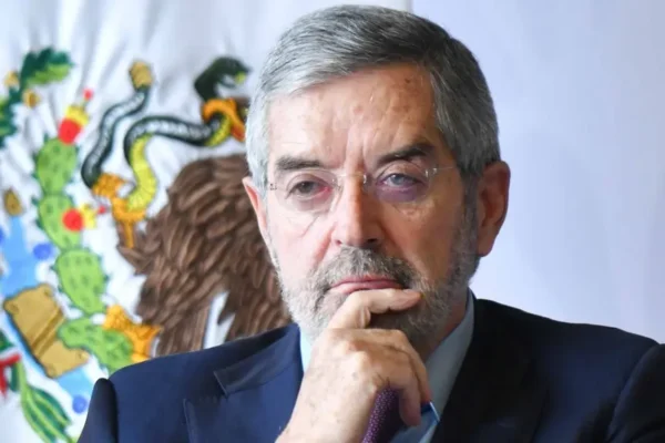 El cánciller Juan Ramón de la Fuente ha pedido licencia de la SRE; el delegado en América del Norte, Roberto Velasco, se perfila para ocupar el lugar. FOTO: Cuartoscuro.