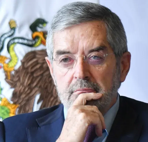 El cánciller Juan Ramón de la Fuente ha pedido licencia de la SRE; el delegado en América del Norte, Roberto Velasco, se perfila para ocupar el lugar. FOTO: Cuartoscuro.