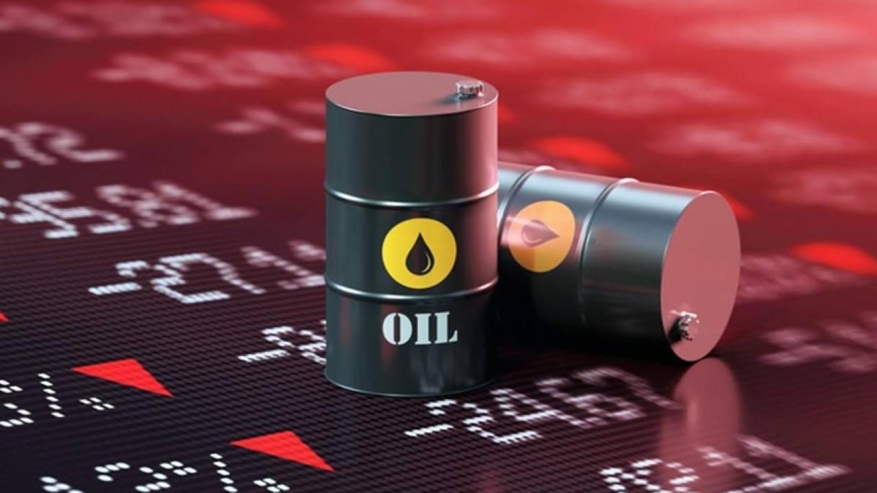 Precio del petróleo cae más de 13% tras reapertura del estrecho de Ormuz; prevén mismo precio en gasolina en México.