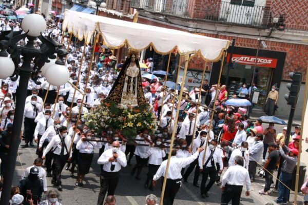 La Procesión de Viernes Santo moverá a miles de fieles; se estrena la la "calle del silencio" para personas con discapacidad. FOTO: Milenio.