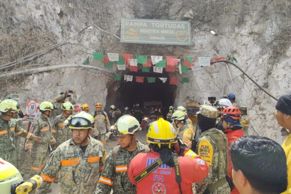 Tras dos semanas de intensas labores, autoridades lograron concretar el rescate de uno de los mineros atrapados en la mina de Santa Fe, en Sinaloa. FOTO: CNPC.