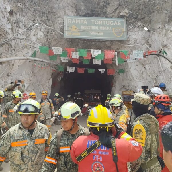 Tras dos semanas de intensas labores, autoridades lograron concretar el rescate de uno de los mineros atrapados en la mina de Santa Fe, en Sinaloa. FOTO: CNPC.