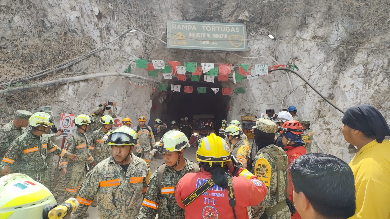 Tras dos semanas de intensas labores, autoridades lograron concretar el rescate de uno de los mineros atrapados en la mina de Santa Fe, en Sinaloa. FOTO: CNPC.