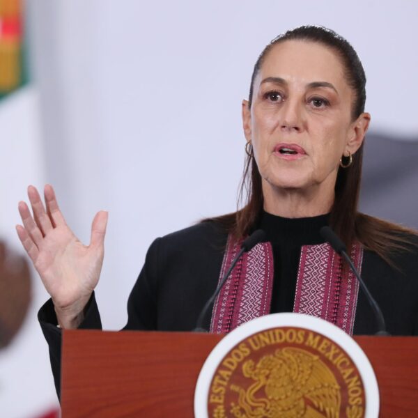 Claudia Sheinbaum presentó un comité de 11 especialistas para evaluar la viabilidad del fracking en México; la Alianza Mexicana Contra el Fracking calificó la medida como una "simulación". FOTO: EFE/Mario Guzmán.