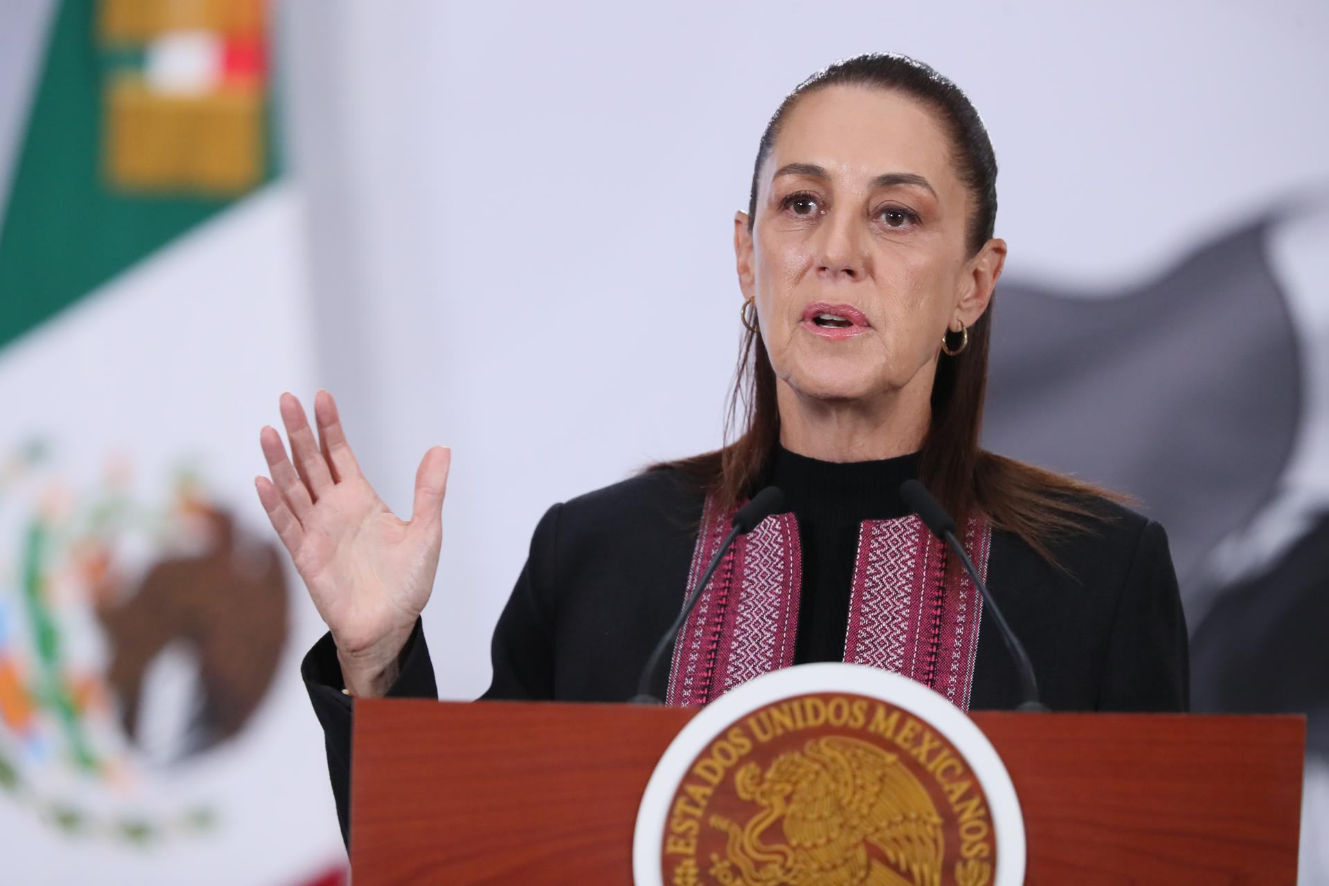 Claudia Sheinbaum presentó un comité de 11 especialistas para evaluar la viabilidad del fracking en México; la Alianza Mexicana Contra el Fracking calificó la medida como una "simulación". FOTO: EFE/Mario Guzmán.