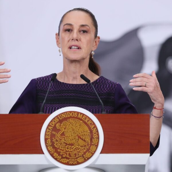 Claudia Sheinbaum abre la puerta a posponer la elección judicial a 2028; Luisa Alcalde revisará viabilidad. FOTO: EFE.