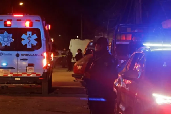 Tres personas fueron arrojadas de un auto en la México-Tuxpan, dos hombres y una mujer. Hay una victima.