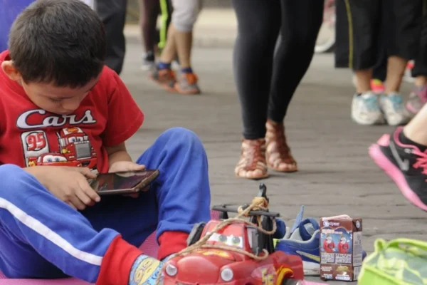 Alista Congreso de Puebla foros para legislar el uso de celulares en menores. FOTO: Sin Embargo.