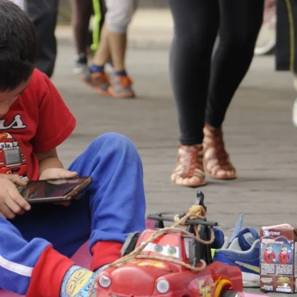 Alista Congreso de Puebla foros para legislar el uso de celulares en menores. FOTO: Sin Embargo.