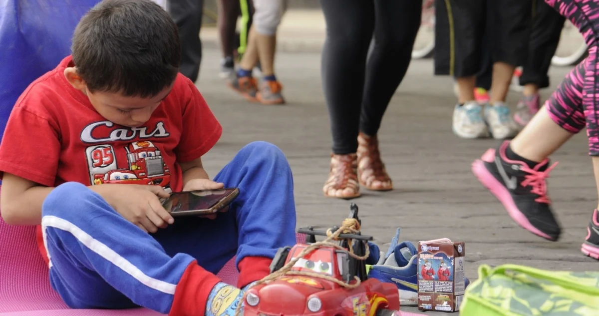 Alista Congreso de Puebla foros para legislar el uso de celulares en menores. FOTO: Sin Embargo.