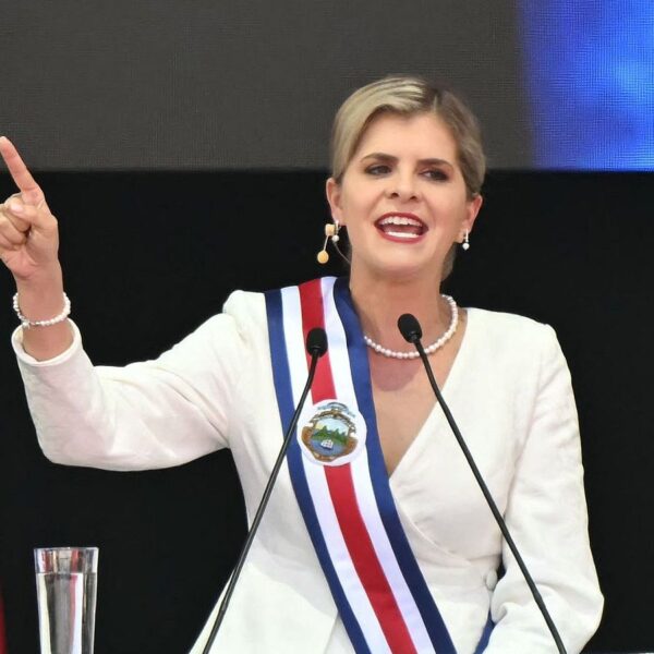 La derechista Laura Fernández asume la presidencia de Costa Rica con promesa de "Mano Dura". FOTO: AFP.