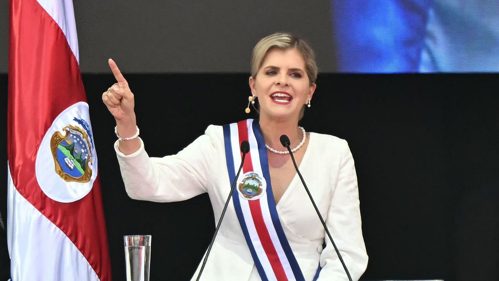 La derechista Laura Fernández asumió la presidencia en Costa Rica con la promesa de una megacárcel al estilo Bukele