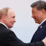 Putin llegó este martes a Pekín para sostener una reunión clave con Xi Jinping, tras su reunión con Trump. FOTO: AP.