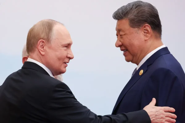 Putin llegó este martes a Pekín para sostener una reunión clave con Xi Jinping, tras su reunión con Trump. FOTO: AP.