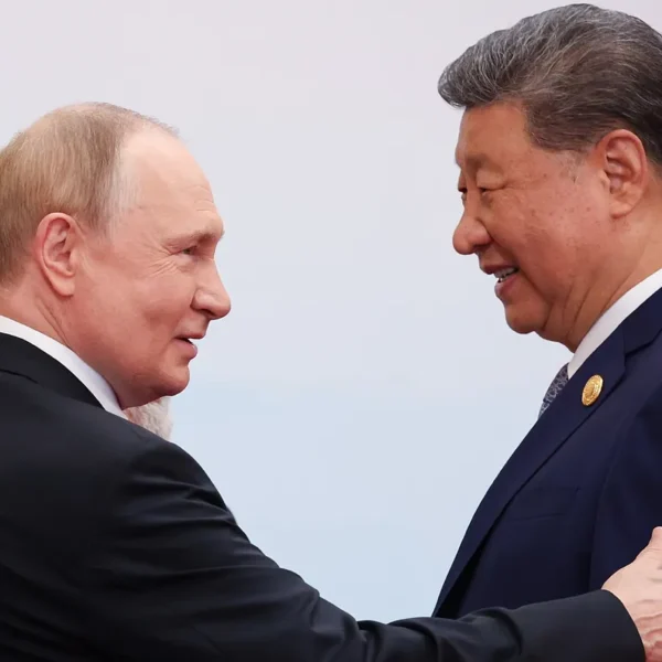 Putin llegó este martes a Pekín para sostener una reunión clave con Xi Jinping, tras su reunión con Trump. FOTO: AP.