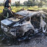 Hallan auto calcinado con un cuerpo en su interior en el fraccionamiento La Cruz de Amozoc. FOTO: Cinco Radio.