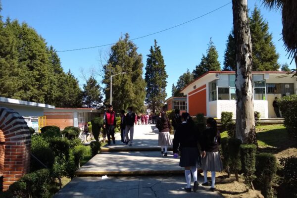Evacúan secundaria en Coronango por amenazas a profesores; hallan mensaje en los baños.