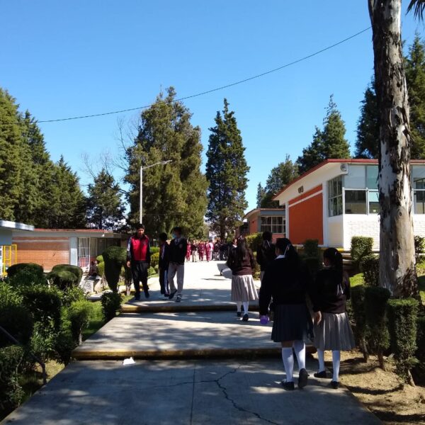 Evacúan secundaria en Coronango por amenazas a profesores; hallan mensaje en los baños.