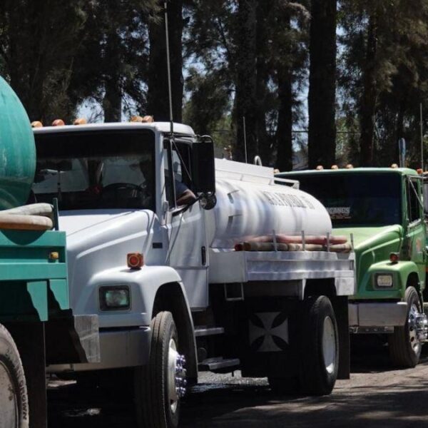 A más tardar el 15 de mayo iniciará la distribución gratuita de pipas de agua en la capital y el área metropolitana con carencia de servicio.