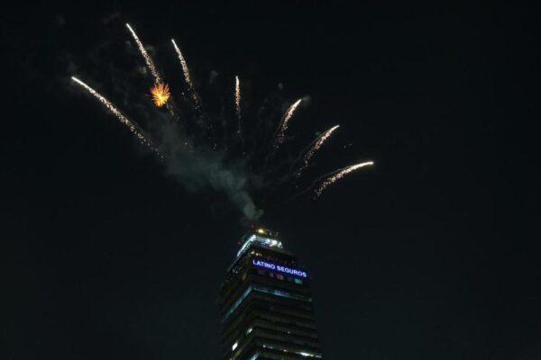 La Torre Latinoamericana celebró su 70 aniversario con un espectáculo de pirotecnia. FOTO: Excélsior.