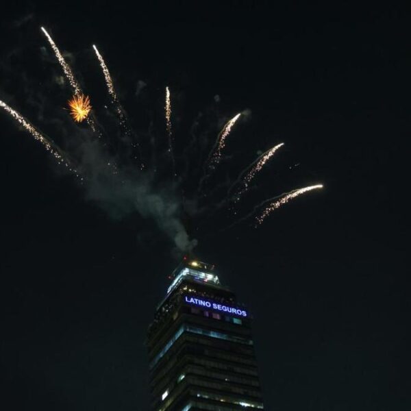 La Torre Latinoamericana celebró su 70 aniversario con un espectáculo de pirotecnia. FOTO: Excélsior.