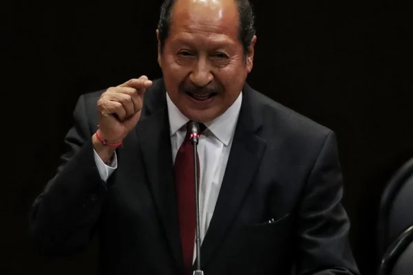 La Fiscalía estatal citó a declarar a Leonel Godoy Rangel como parte de las indagatorias relacionadas con el crimen de Carlos Manzo. FOTO: La Jornada.