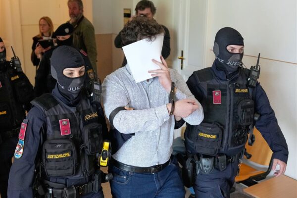 Un tribunal de Austria condenó a prisión a un joven acusado de planear un atentado durante un concierto de Taylor Swift en Viena en 2024. FOTO: AP.