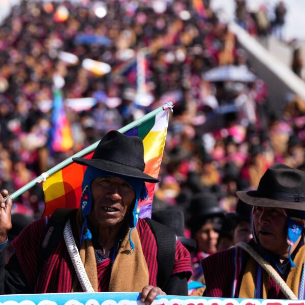 Las protestas en Bolivia cumplen un mes entre bloqueos, escasez y tensión política. FOTO: AP.