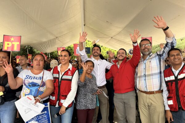 Más de 300 familias del Distrito 11 recibieron apoyos para el hogar durante una jornada encabezada por Toño López en la colonia SNTE.