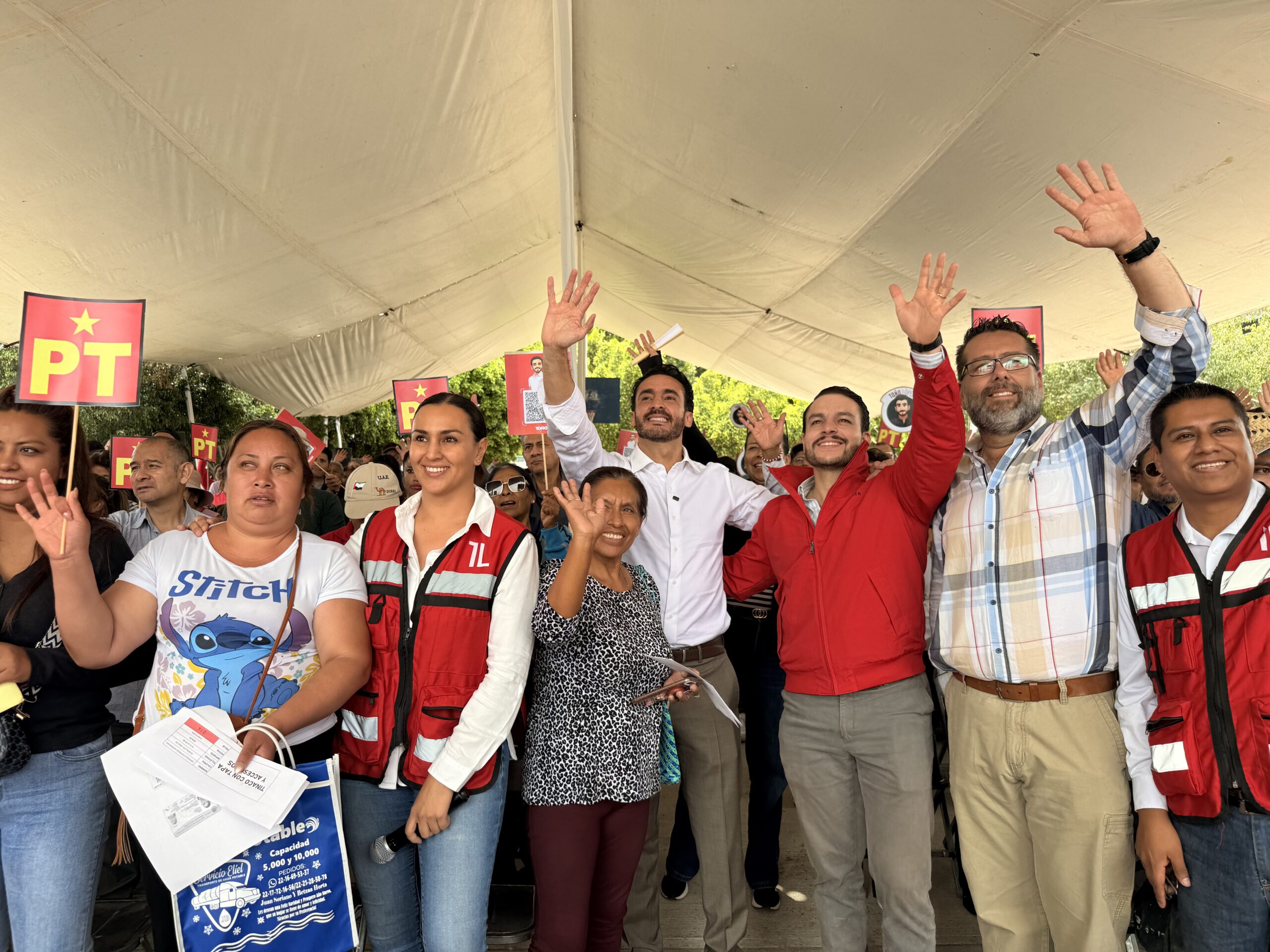 Toño López entrega tinacos y calentadores a más de 300 familias en Puebla