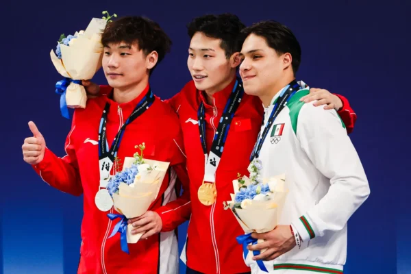 Osmar Olvera volvió a destacar a nivel internacional al subir al podio en la Súper Final de la Copa del Mundo de Clavados en Beijing. FOTO: Getty Images.