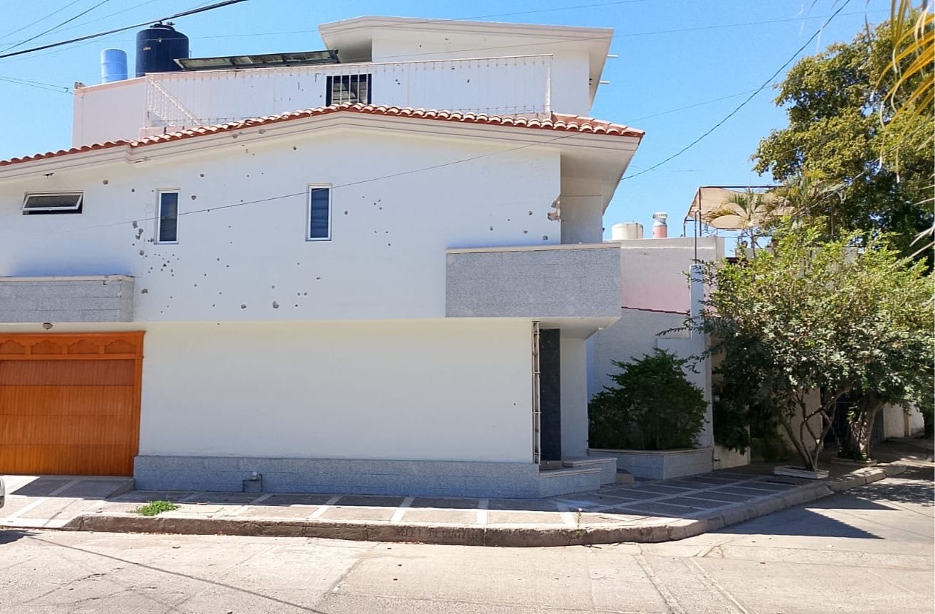 Atacan a balazos antigua residencia de Rubén Rocha Moya en Culiacán