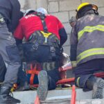 Padre e hijo caen en un pozo