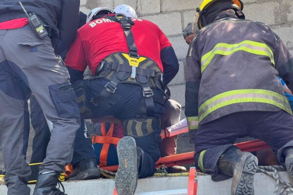 Padre e hijo caen en un pozo