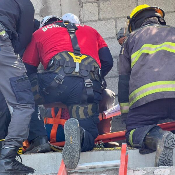 Padre e hijo caen en un pozo