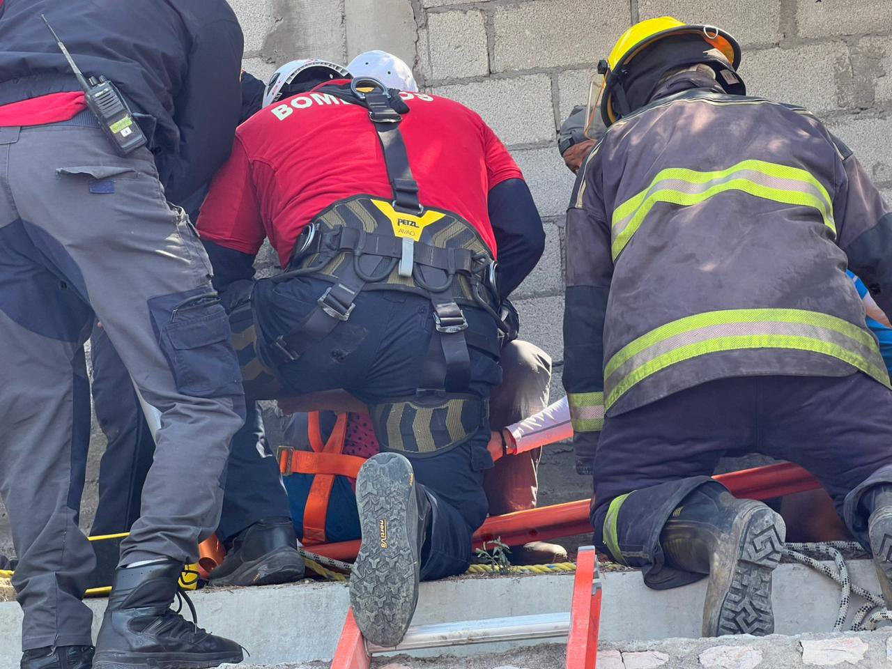 Padre e hijo caen en un pozo
