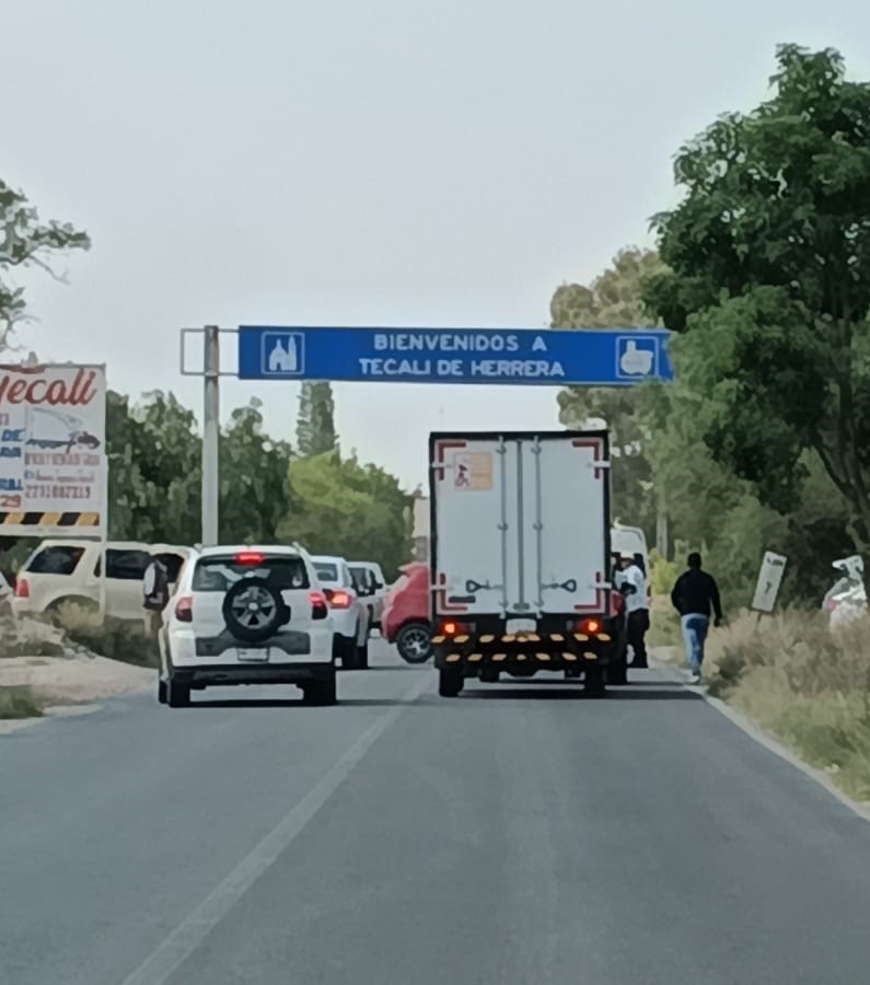 Bloquean la Tepeaca-Tecali; acusan a alcalde de guardar apoyos del campo para las elecciones.