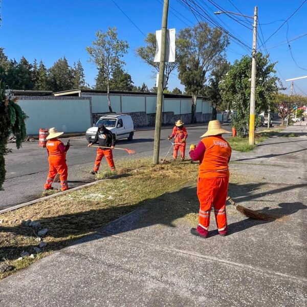 Cuadrillas del OOSL intervienen Cúmulo de Virgo para mejorar la limpieza en la capital poblana.
