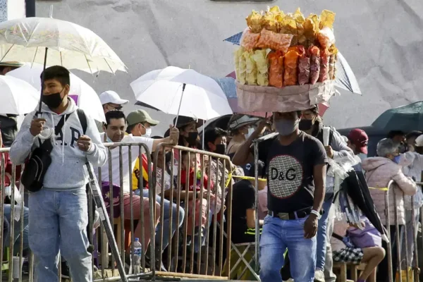 Prohibirán cobro de sillas y venta informal en la ruta del Desfile del 5 de Mayo.