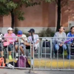 Ninguna persona o agrupación está autorizada para cobrar por el uso de las gradas y sillas instaladas para el Desfile 5 de Mayo. FOTO: Ángulo 7.