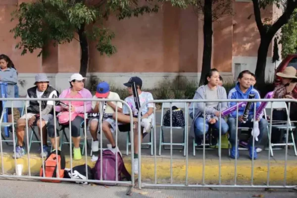 Ninguna persona o agrupación está autorizada para cobrar por el uso de las gradas y sillas instaladas para el Desfile 5 de Mayo. FOTO: Ángulo 7.