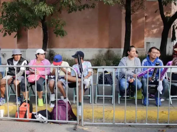 Ninguna persona o agrupación está autorizada para cobrar por el uso de las gradas y sillas instaladas para el Desfile 5 de Mayo. FOTO: Ángulo 7.