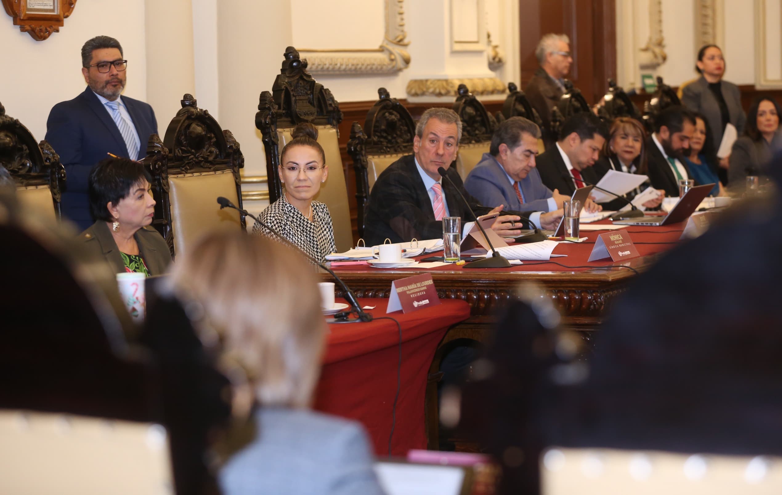 Gobierno del Estado alista reforma para limitar a 15 el número máximo de regidores en los 217 ayuntamientos.