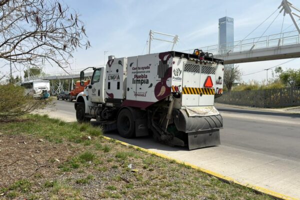 El OOSL realiza limpieza en vías principales de la capital poblana con uso de maquinaria especializada para mejorar la imagen urbana y la movilidad.