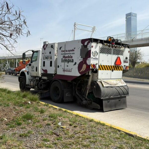 El OOSL realiza limpieza en vías principales de la capital poblana con uso de maquinaria especializada para mejorar la imagen urbana y la movilidad.