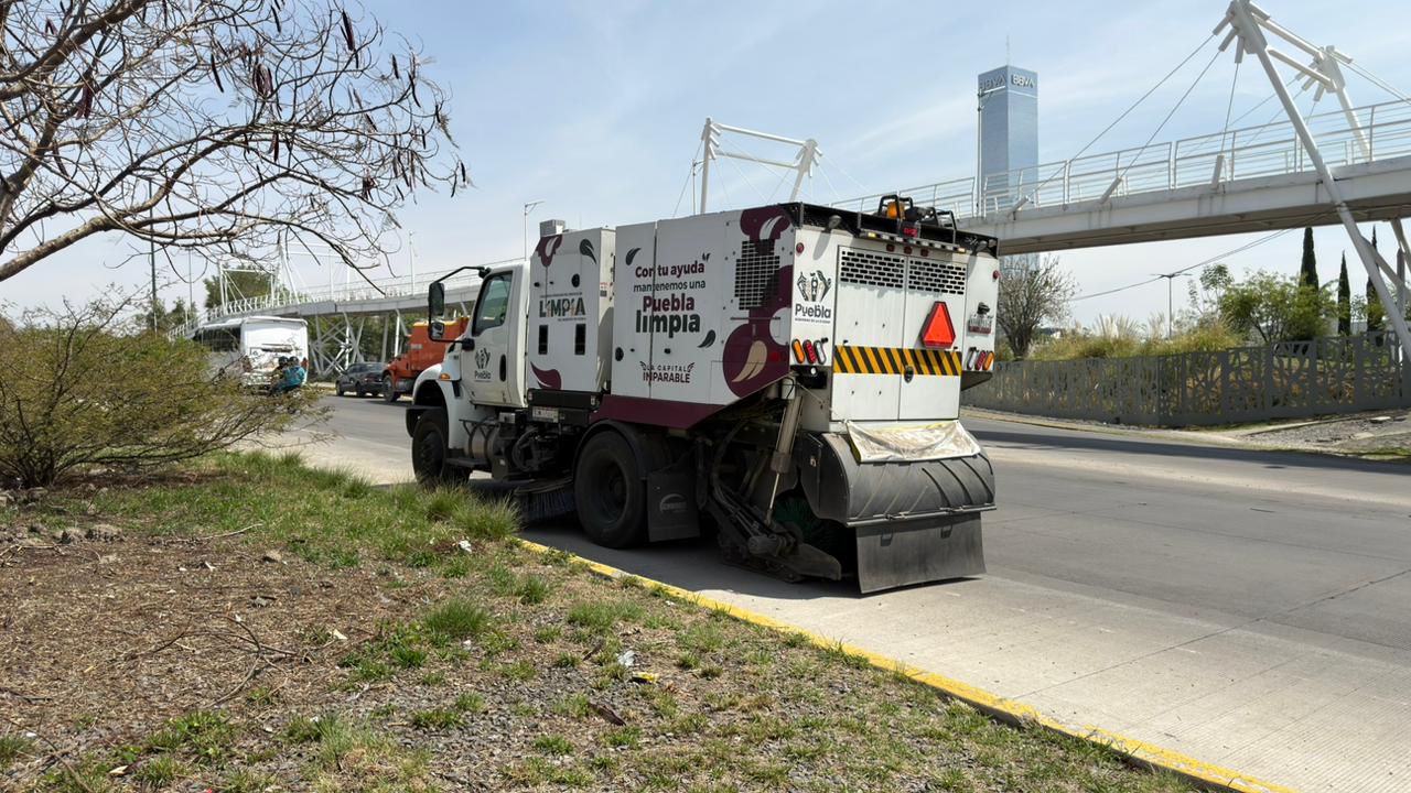 Puebla refuerza limpieza con barredoras mecánicas en vialidades principales