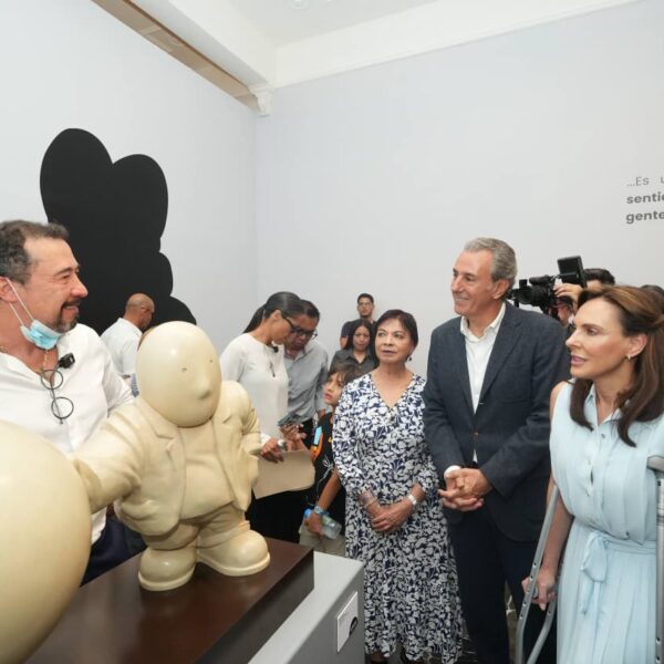 “Timo” llega a Puebla: Rodrigo de la Sierra exhibe su obra en el Zócalo de la Ciudad y la Galería de Arte del Palacio Municipal.