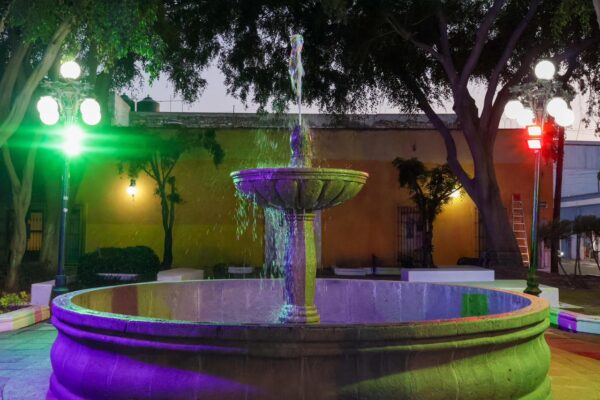 Con luces RGB y nuevas bombas, el Ayuntamiento de Puebla dignifica fuente Colosio.